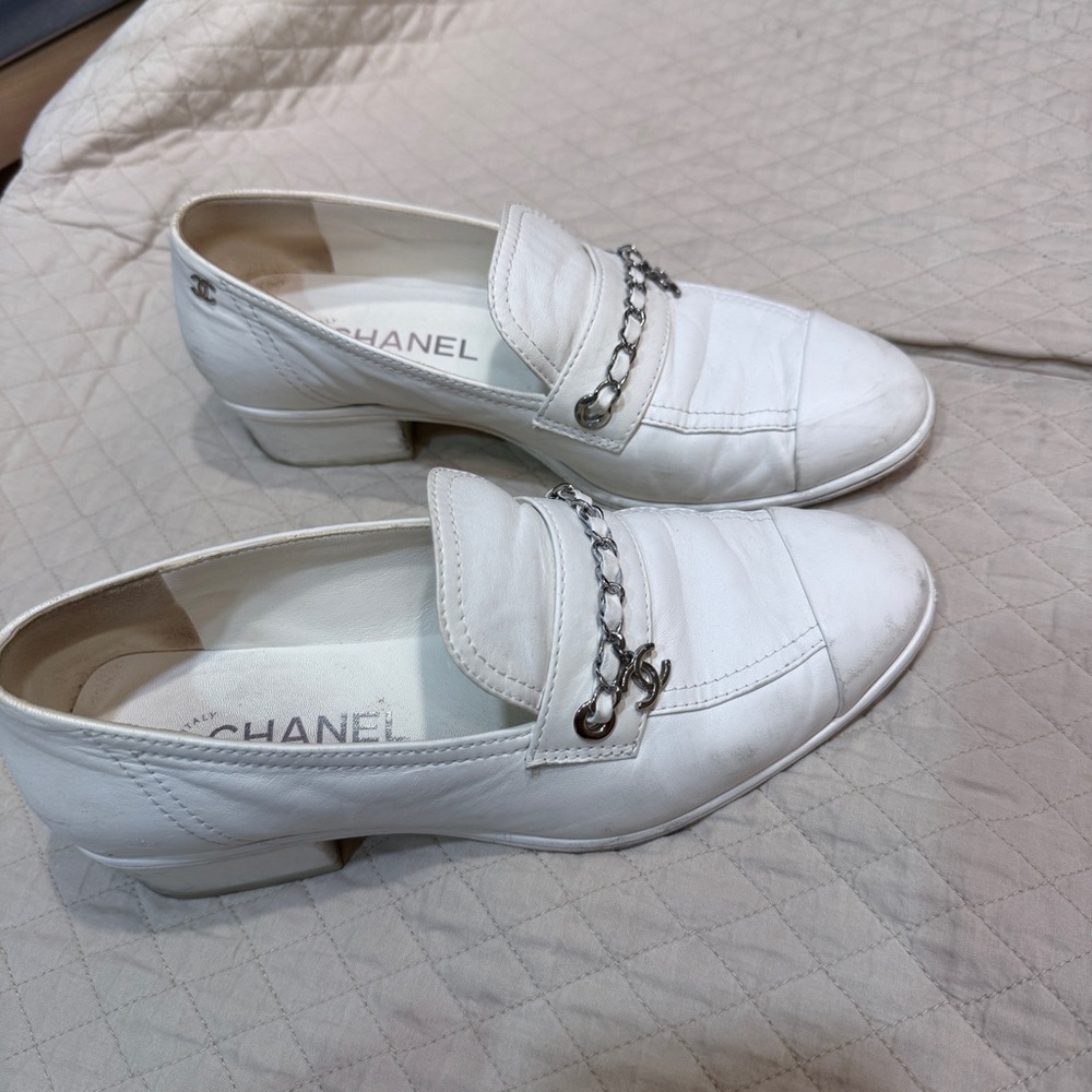 CHANEL White Leather Loafers with Silver Chain Accent